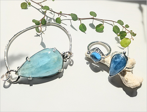 左：アクアマリン バングル(アクアマリン・シルバー925) 49,500円 中：リング(アクアマリン・シルバー925) 15,400円 右：リング(アクアマリン・シルバー925) 22,000円