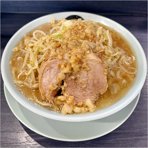 ラーメン(1杯) 1,300円  国産豚の旨みをじっくり引き出した濃厚なスープは、コク深い味わいながらも最後まで飲みやすい仕上がり。自家製のワシワシ麺は力強い食感と食べ応えがあり、スープとの相性も抜群です。