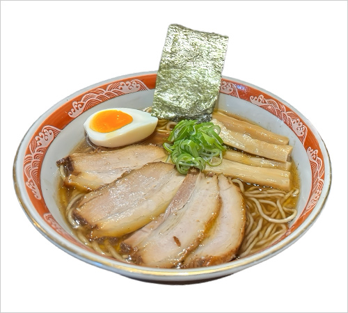 特製百年中華ソバ〜炙りたまり醤油〜(1杯) 1,700円  たまり醤油の濃く深い旨みに、炙り醤油の香ばしい風味を重ねました。ひと口ごとに広がる、深いコクと香り。 創業93年。受け継がれた味を、現代の技で昇華させた歴史的一杯。ぜひ、この一杯をご堪能ください。