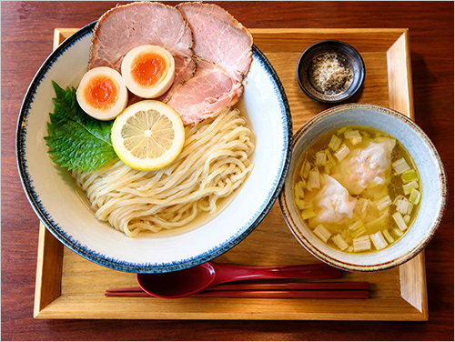 特製選べる3種の昆布水つけ麺(牡蠣・鶏油・煮干)(1杯) 1,850円  多彩な限定麺で人気の＜二代目五衛門＞から、歴代No.1の支持を誇る「昆布水つけ麺」をお届けします。牡蠣・鶏油・煮干など国産の厳選素材から、温度と時間を見極めて香味油を丁寧に抽出。素材の旨みを凝縮した奥深い味わいが魅力です。 なかでもおすすめは牡蠣。ぜひ一度、その人気の理由をご賞味ください。