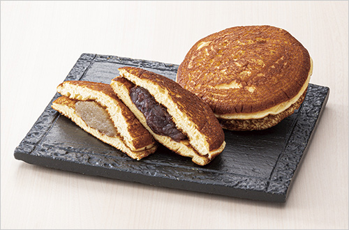 どら焼(白・黒／1個) 各430円  パンケーキのようにふわふわ、しっとりの生地に自家製餡がたっぷり。浅草で約90年の歴史ある、人気のどら焼きをこの機会にどうぞ。
