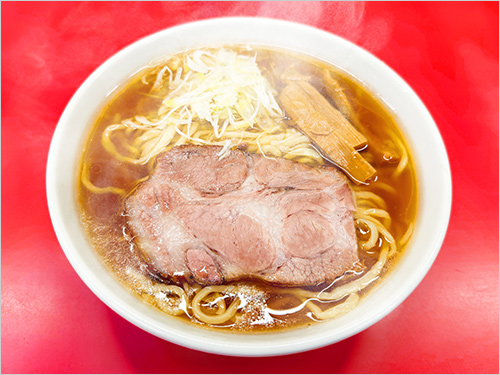 一品香ラーメン(1杯) 1,250円  あっさりとしながらもコク深いスープ、オーブンでじっくり焼き上げた自家製チャーシュー、6時間かけて仕上げる極太メンマ、厳選したネギ。素材一つひとつにこだわり、シンプルに丁寧にを追求し続けてきました。51年にわたり磨き上げた、変わらぬ味わいの“昭和のラーメン”です。