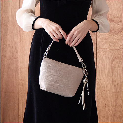 バルケ 2Way ポシェット ダブルフェイスレザーVer.(牛革／約W23×H16×D12cm) 49,500円  ベネチア近郊のLWG認証タンナーが手掛ける、上質なイタリアンレザーを使用。もっちりとした手触りと奥行きのある美しい発色が、ニットやコートなど秋冬の装いに自然な品格を添えます。 本革の上質感を楽しみながら、持ったときは軽やか。約415gの軽やかな持ち心地と、見た目以上の収納力を備えた、日常のお出かけから旅行まで心地よく寄り添うバッグです。