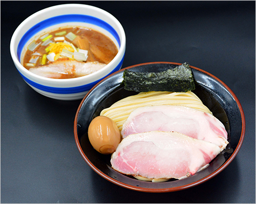 特製つけめん(1杯) 1,700円  国産小麦100％の極太自家製麺と濃厚豚骨魚介スープが相性抜群。柚子の爽やかな風味で後味すっきり。2種のチャーシューと燻製風味の半熟味玉も楽しめる一杯です。
