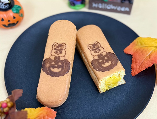 パンプキンクリーム(1個) 250円  秋の彩りを感じる、見た目にも愛らしいスイーツをご用意しました。ハロウィンシーズンならではの味わいをお楽しみください。