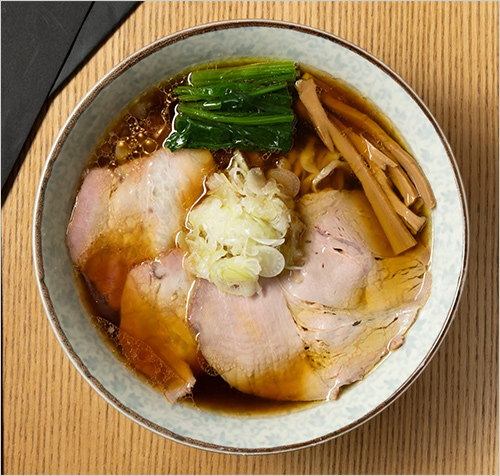中華そば「鶏」(1杯) 1,320円  丸鶏と鶏ガラの旨みを凝縮したスープに、香り豊かな鶏油を合わせた一杯。県内産の根田醤油を使用し、手揉みした多加水縮れ麺と香ばしく焼き上げたチャーシューが味わいを引き立てる、おかむら流の白河ラーメンです。