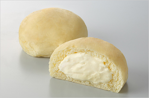 生クリームパン カスタード(1個) 300円  柔らかさを追求したパン生地を、ふわふわな食感に焼き上げました。カスタードクリームと北海道産生クリームをブレンドし、さらに牛乳をプラスすることで、くちどけの良い乳味のあるクリームに仕上げました。