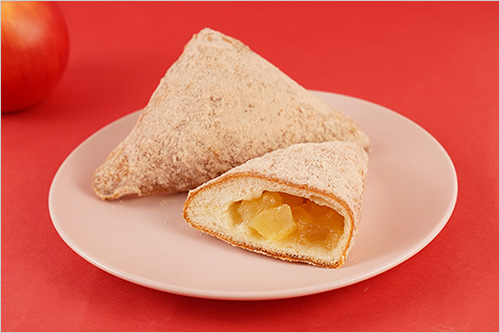 ザクっとシナモンアップル(1個) 302円  ザクっとした食感の生地にリンゴがごろっと入ったドーナツシナモンシュガーがアクセント。