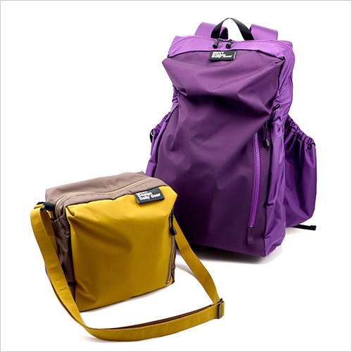 ハイク 左：ショルダー［1192701］(W21×H20×D12cm／160g) 13,200円 右：リュック［1192700］(W26×H45×D13cm／410g) 18,920円  機能性耐水圧の高機能防水軽量素材を使用した「ハイクシリーズ」。背負ったまま小物を出し入れできる外ポケット付きのリュック。そして新たに軽量ショルダーが仲間入りしました。