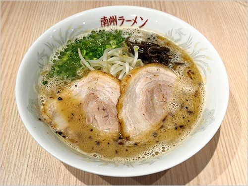 鹿児島豚骨ラーメン(1杯) 1,300円  豚骨、鶏ガラをしっかりと炊き上げた旨味たっぷりのスープに、焦がし玉ねぎ油の香りが香ばしい鹿児島豚骨ラーメン。