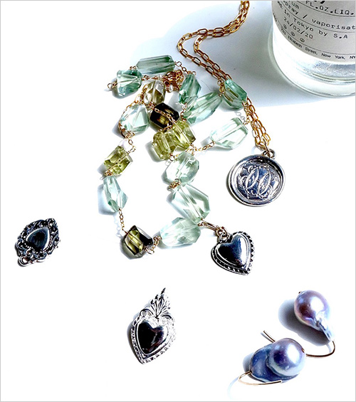 天然石×ハートネックレス(グリーンアメジスト・レモンクォーツ・silver925［ハート］・14kgf／全長50cm［アジャスター6cm含む］) 34,980円  ラフカットの天然石にシルバーのハートを合わせ、ゴールドパーツで繋いだニュアンスのあるネックレス。