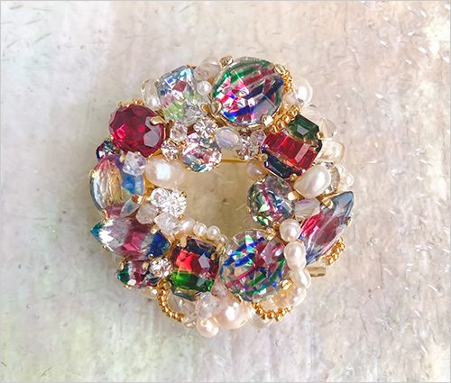 ブローチ(直径48mm) 18,480円  ヴィンテージのアイリスガラス、淡水パールを使って作りました。