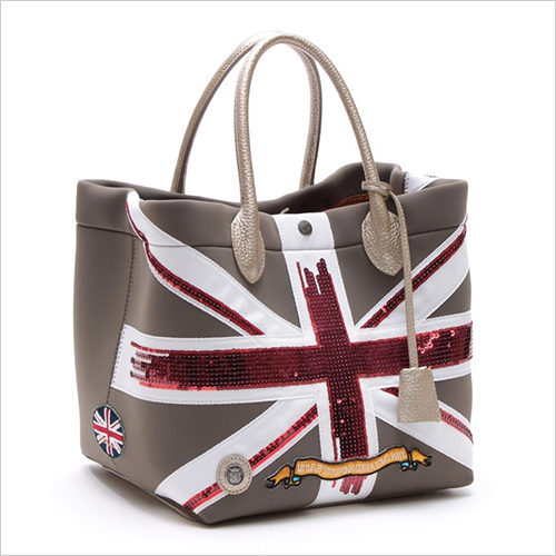 マジックライト ユニオンジャックトート(W25［底部］×H23×D20cm) 82,500円  内側の中仕切りを兼ねたポケットの作りが使いやすさのポイント。マチの広さが特徴で、上部両サイドで吊るすような仕様なので収納しやすくなっています。