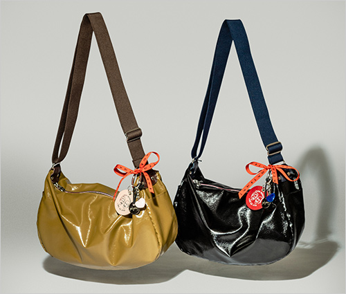 ショルダーバッグ(ポリウレタン60％・ポリアミド40％／W34×H20×D11cm／約220g) 各36,300円  カラーはオークルとブラックの2色展開、スペシャルバッグチャーム付きの特別仕様です。