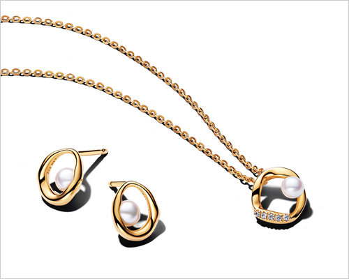 左：Organically Shaped Oval & Treated Freshwater Cultured Pearl Stud Earrings(14Kゴールドプレーティング・淡水パール) 11,550円【30％OFF価格】 右：Organically Shaped Pavé Circle & Treated Freshwater Cultured Pearl Collier Necklace(14Kゴールドプレーティング・キュービックジルコニア・淡水パール) 18,480円【30％OFF価格】  あたたかみのある14Kゴールドプレーティングとモダンなフォルムがタイムレスな魅力を放ちます。