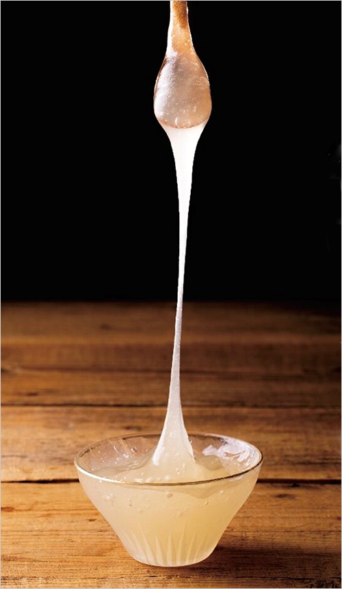 生わらび餅(和三盆)(1個／60g) 500円  希少な本わらび粉と和三盆をふんだんに使用した、すっきりとした上品な甘さのわらび餅です。