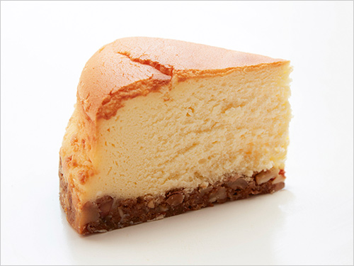 ベイクドチーズケーキ(1個) 650円  土台にはオリジナルのグラハムクラッカーを砕いて胡桃とメープルシロップを合わせて敷き込んでいます。チーズケーキ本体はふわっと軽い食感、優しい甘さと酸味とのバランスの良さが特徴です。