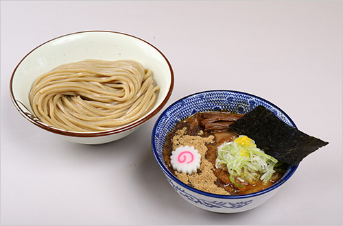濃厚鶏豚骨魚介つけ麺(1杯) 1,200円  鶏ガラ・豚ガラ・魚介を大量に入れて高火力で炊き上げたスープは濃厚で、それに負けない太く切り出した自家製の全粒粉麺。最後のスープ割りまでぜひご賞味ください。