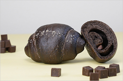 チョコ塩パン(1個) 237円  ゲランドの塩をアクセントに、ココアを練りこんだ塩パンロールにスティックチョコを巻き込みました。