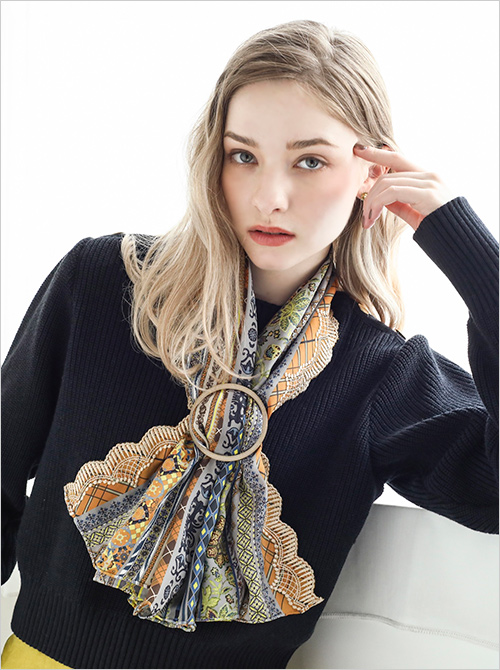 SHIMA YELLOW(本体：シルク100％／刺繍部分：ポリエステル75％・ナイロン25％／100×100cm) 38,500円  ＜マクール＞初の刺繍デザイン。様々な模様のストライプと端に施されたスカラップ刺繍は、見る角度や光によって表情を変える立体的な美しさがあります。 ※その他参考品