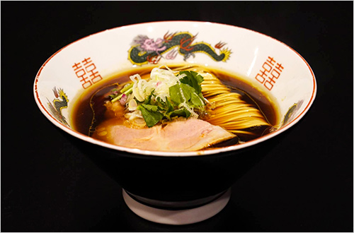 ネオトーキョー醤油ラーメン(1杯) 1,300円  まろやかな醤油ダレと、鰹の枯節をベースに鶏と丁寧に抽出したスープは、どちらも厳選した素材でつくりコクと旨味を追求しました。信州産石臼挽き粉と国産小麦を独自ブレンドした麺とあわせた一品、ご賞味ください。