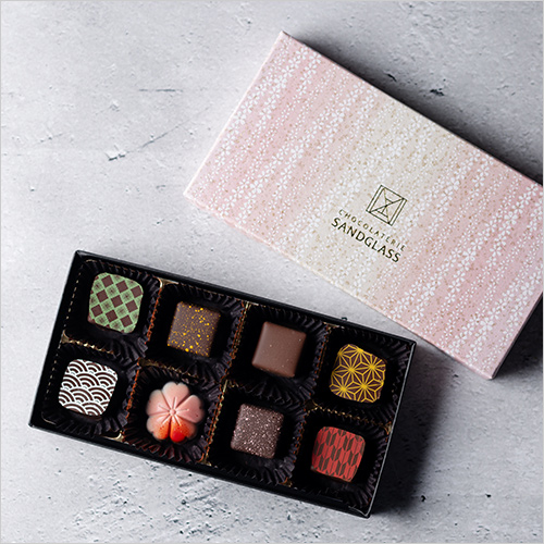 風土つづり(ふうどつづり)(8個入) 3,390円  チョコレートマイスターが手がける神奈川の食材を使った新商品。海老名の苺や、秦野の落花生、小田原の桜など、四季を感じるひと箱です。