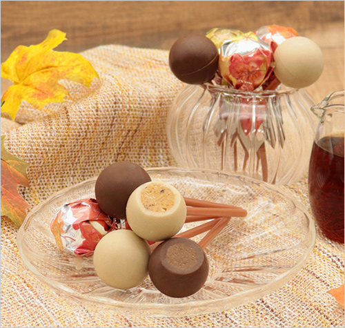 フルール ドゥ ボンボン サービスパック24本入 メープル(メープル・ミルク×各12本) 1,620円  自家製ナッツペーストをメープル・ミルクチョコでコーティングした、ロリポップ型のチョコレート。ナッツは食感と香ばしい風味を楽しめるよう粗びきにしています。 ※数に限りがございます。無くなり次第終了となります。