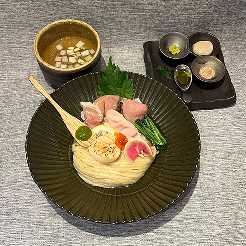 極ホタテの昆布出汁つけ麺 Ver.＃新宿地下ラーメン(1杯) 2,200円  北海道・猿払村より厳選した「極ホタテ」をたっぷり使用する、＜＃新宿地下ラーメン＞限定メニューです。