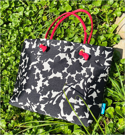 セレネ(W30×H27×D8cm) 21,450円  A4サイズがゆったり入るトートバッグ。200gほどの軽さに、上質感のあるレザーハンドルは、日常使いからちょっとしたお出かけにも対応できるアイテムです。