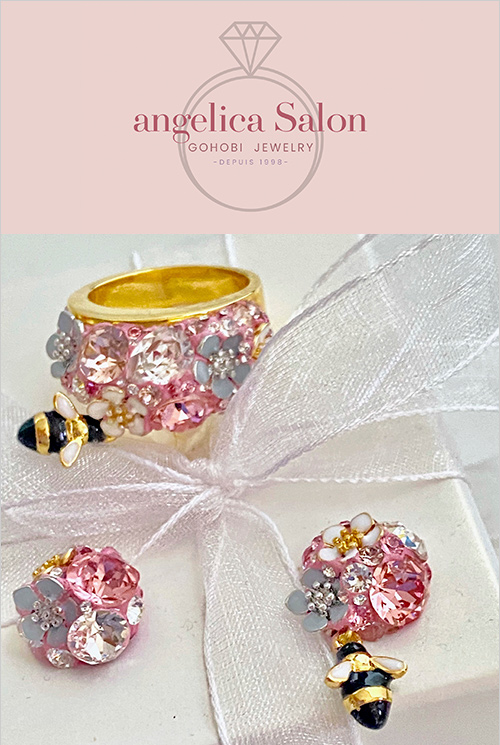 クリスタル・アンジュ・ビー リング(ヨーロッパ製クリスタル・合金／15号) 29,700円 ピアス(ヨーロッパ製クリスタル・サージカルステンレス／約15mm) 19,800円  きらめくピンクのクリスタルと、優しげなブルーグレーのフラワーモチーフを組み合わせ、エレガントでありながら遊び心あふれるデザインに仕上げました。