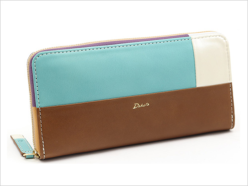 ＜ダコタ＞ブロッコLE ラウンド長財布(牛革・羊革／約W19.5×H9.5×D2.5cm) 20,900円  色遊びがテーマの「ブロッコシリーズ」に、今季の冬限定バージョンが登場。雪で薄化粧した森林や、冬の夜明けに自然がつくりだす幻想的な情景を連想させる、心ときめくカラーリングをお楽しみください。