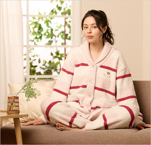 ＜ポール ＆ ジョー＞ 上：メランジボーダーニット ショールカーディガン(ポリエステル100％／M～L) 9,680円 下：メランジボーダーニット ロングパンツ(ポリエステル100％／M～L) 8,030円  杢調のニットで仕立てた、軽くてあたたかいボーダーカーディガンとボトム。差し色に鮮やかなカラーを取り入れた色味が目を引きます。柔らかく、リラックス感たっぷりなので、おうち時間にぴったりです。