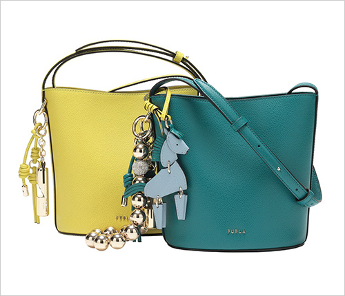 ROXIE 左：S BUCKET BAG(W23.5×H25×D16.5cm／全4色) 51,700円 右：MINI BUCKET BAG(W17×H18.5×D11cm／全5色) 44,000円  柔らかなフォルムに、構築的なチャームが映える「ROXIE(ロキシー)」は、洗練と自由を兼ね備えたミニマルバケット。2サイズ展開で多様なスタイルに寄り添います。