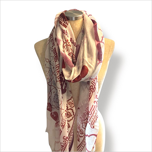 ウールストール(ウール100％／約80×200cm) 27,500円  「エアウール」と呼ばれる、空気のように軽くて柔らかいウールのストール。