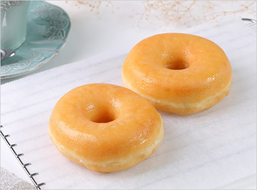 グレーズドドッツ(1個) 各330円  プレーンタイプのドーナツをシュガーグレイズドでコーティングした、シンプルなドーナツ。