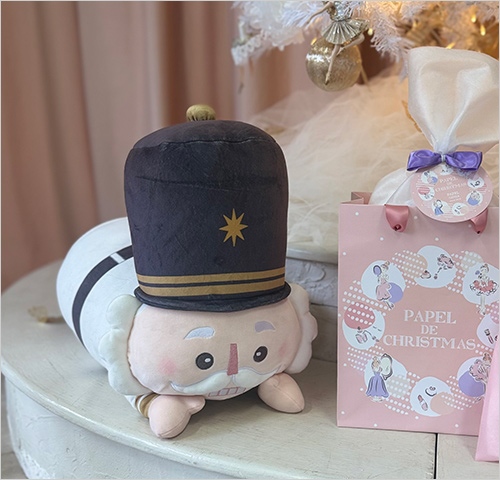 PAPELオリジナルくるみ割り人形抱きまくら(約53×27×40cm) 6,930円  ＜パペル＞オリジナルのくるみ割り人形の抱きまくらは、フワフワでギュッと抱きしめたくなる可愛さです。 ※サイズは若干の個体差がございます。