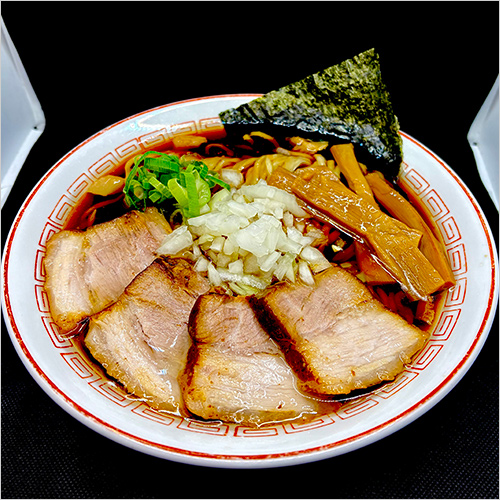 柏ブラックチャーシューめん(1杯) 1,800円  「柏ブラック」に、竹岡式ラーメンの特徴である濃厚なチャーシューをトッピング。＜柏 濃麺や 39名＞を味わえる一番人気のラーメンです。