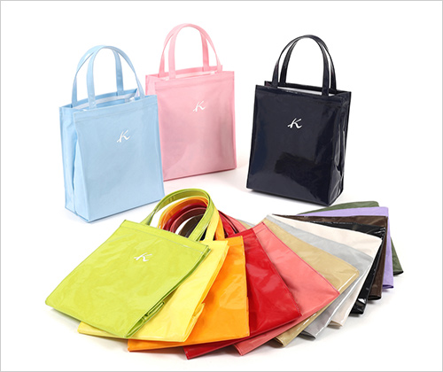 ショッピングバッグ (綿×ポリ塩化ビニール／約W20×H24×D10cm) 5,300円  ビニールコーティングのため水滴や軽い汚れを拭き取ることができて、底板付きで型崩れしにくく、安定感があるのも嬉しいポイント。すっきりと持てる縦長タイプなので、サブバッグやランチバッグにぴったりです。