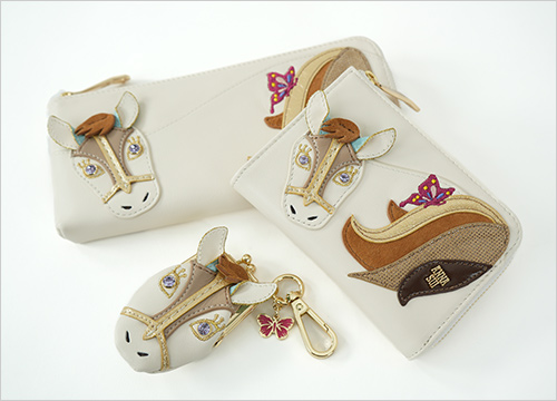 ＜アナ スイ＞ 右から時計回りに： マルチケース 20,900円 ミニ口金ケース 13,200円 ファスナー長財布 24,200円  2026年の干支にちなんだ午(馬)モチーフの財布が登場。馬は「物事が“うま”くいく」、「幸運が駆け込んでくる」といわれる縁起の良い動物です。 ※数に限りがございます。無くなり次第終了となります。