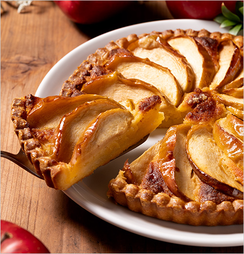 紅玉りんごタルト(1カット) 453円  アーモンドクリームを絞り、紅玉りんごを並べて焼き上げたタルト。りんごの食感と爽やかな味わいが広がります。