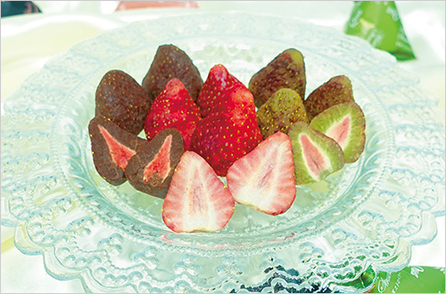 ホワイト・ブラック＆抹茶ストロベリー6個入り3種セット (18個入) 3,523円  定番の「ホワイトストロベリー」、カカオ香る「ブラックストロベリー」、新登場の「抹茶ストロベリー」の3種をオリジナルギフト箱に入れてご用意しております。