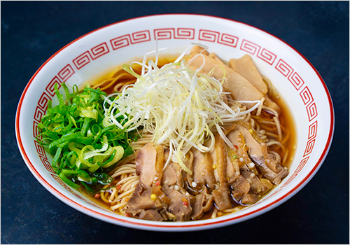 笠岡ラーメン(1杯) 1,100円  親鳥のガラをふんだんに使った澄んだスープに、チャーシューの旨味が溶け込む一杯は、どこか懐かしく、それでいて奥深い味わいです。