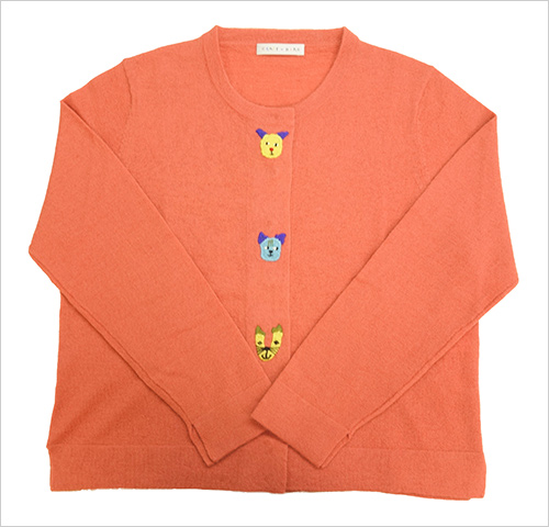 アニマルアップリケつきカーディガン(毛100％) 29,260円  前立てに可愛らしいアニマルモチーフがついたカーディガン。天然素材ならではの柔らかさとあたたかさの中に、遊び心が光るニットアイテム。