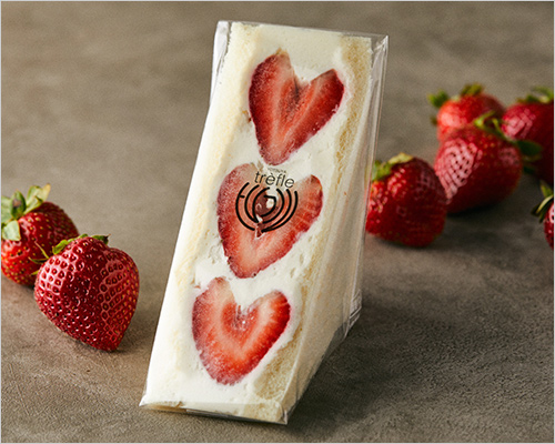 苺サンド(1個) 860円  甘みと酸味のバランスのとれた苺と、甘さ控えめの生クリームが絶妙にマッチ。見た目も可愛らしい定番のフルーツサンドです。