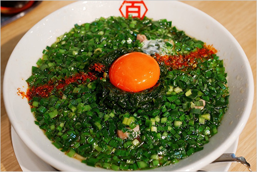 令和のニラソバ(1杯) 1,400円  特製ニラペーストとこだわりの卵黄をスープに溶かすことで、香味和牛アブラとニラの絶妙なハーモニーをお楽しみいただけます。残ったニラはごはんにのせて、特製ニラ飯にしてお召し上がりください。