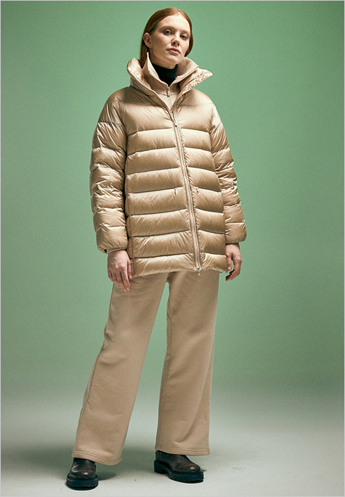 CEYLON(ナイロン100％) 121,000円  スタンドカラータイプの「CEYLON」は、ゆったりとしたシルエットが軽い着心地を実現しています。襟元を立てれば冷気の侵入を防ぐことができるため、800フィルパワーの軽さと温かさを存分に体感していただけます。