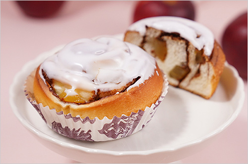 紅玉りんごのシナモンロール(1個) 432円  紅玉りんごとシナモンクリームの相性抜群！濃厚な味わいのシナモンロールです。