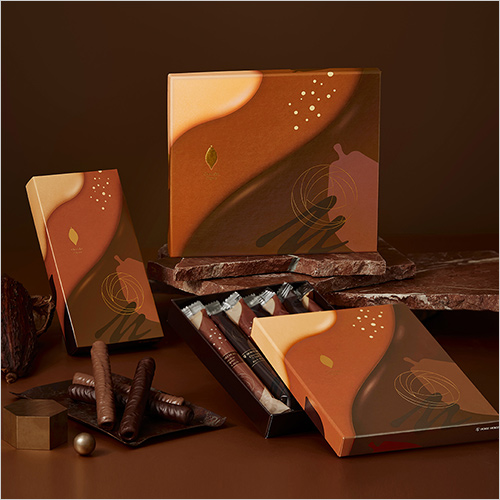 ショコラ シガール 左から時計回りに (2種4本入／リッチミルク×2・リッチビター×2) 1,404円 (2種10本入／リッチミルク×5・リッチビター×5) 3,510円 (2種7本入／リッチミルク×4・リッチビター×3) 2,457円 ※数に限りがございます。無くなり次第終了となります。