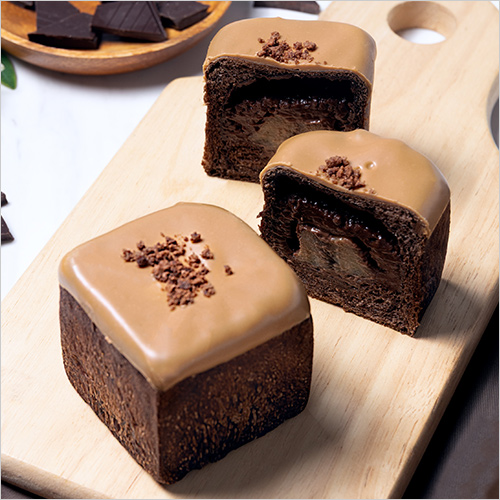 ショコラ・バナーヌ(1個) 388円  キューブ型のパンにビターな味わいのチョコクリームとバナナを閉じこめ、コーヒーチョコをコーティングしました。