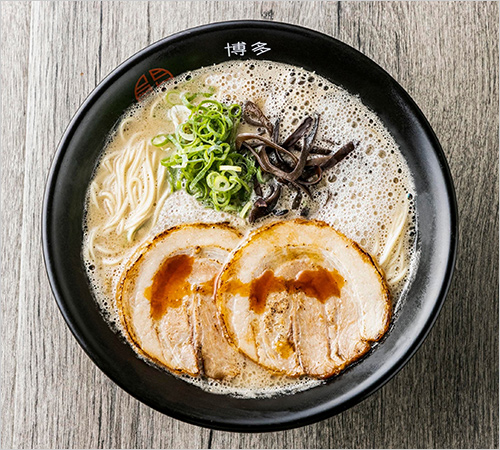 濃厚クリーミーとんこつ(1杯) 1,200円  博多らしい歯切れの良い細麺に、濃厚でなめらかな豚骨スープがしっかり絡みます。タレには醬油を使うことで豚骨のコクを引き締めながら、チャーシューを主役にした、シンプルだからこそスープと麺の一体感を楽しんでいただける一杯です。